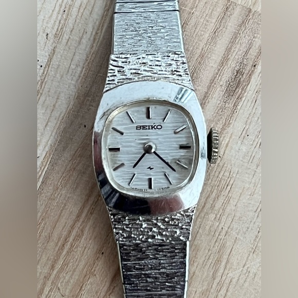 Seiko Ladies Watch Vintage Mechanical Winding Silver Tone Bracelet and Dial - Picture 6 of 15